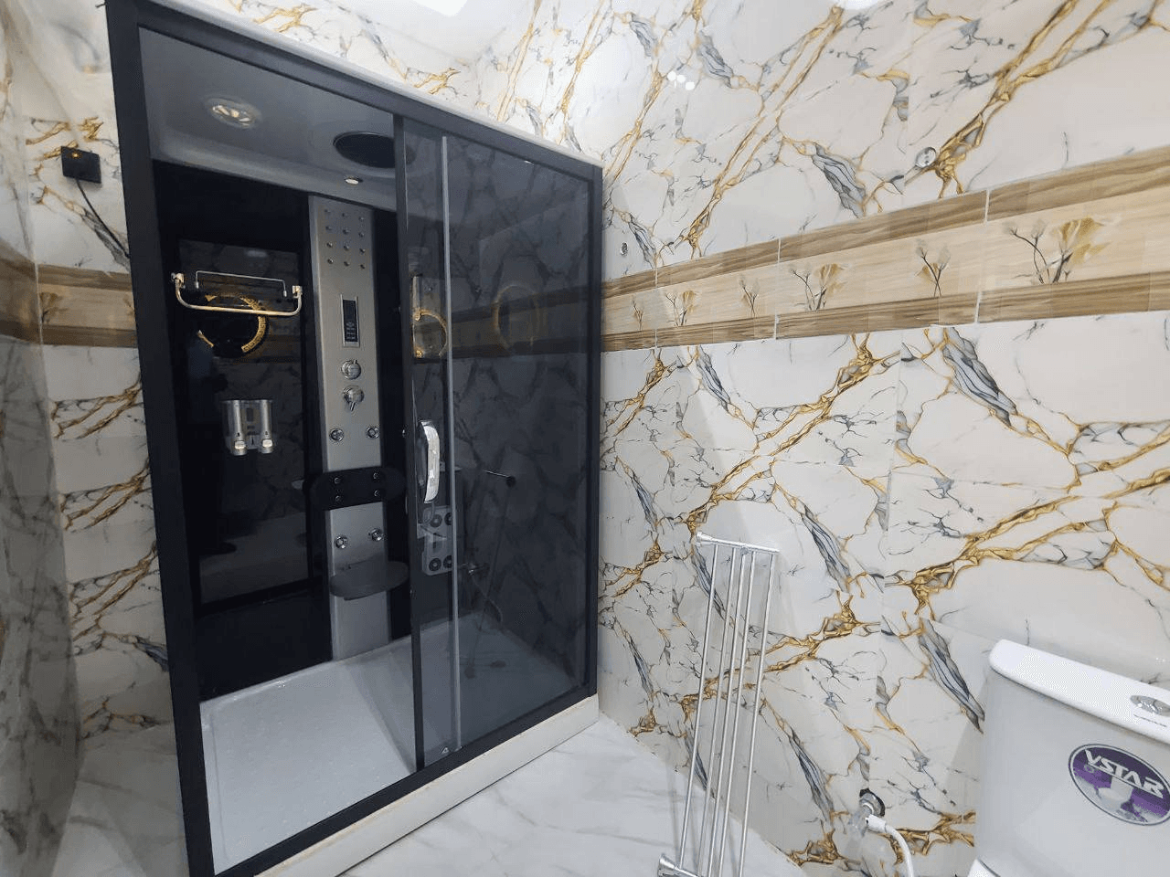 Steam shower cubicle with marble-effect wall finish